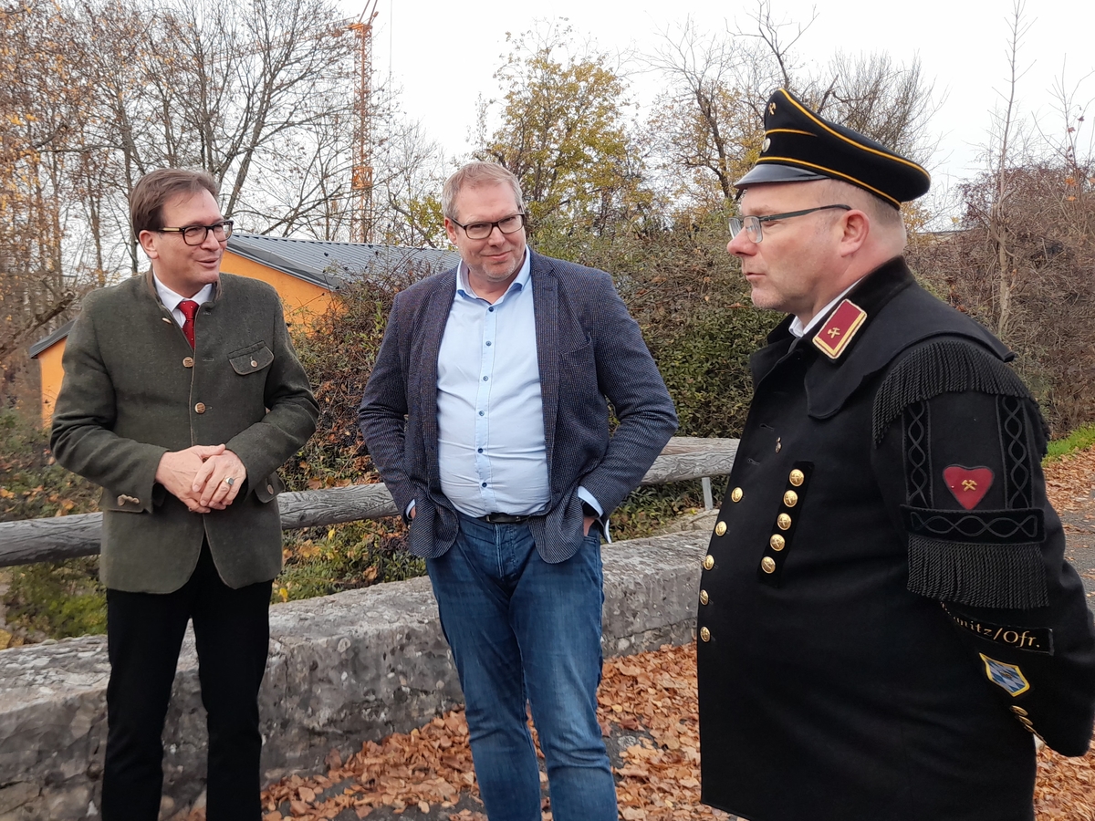 MdL Franc Dierl (links) mit dem Stadtrat Stefan Krieg und J�rg Wettengel, 1. Vorstand des Bergknappenvereins Pegnitz auf der sanierungsbed�rftigen Br�cke �ber dem Erweinstollen in Pegnitz.