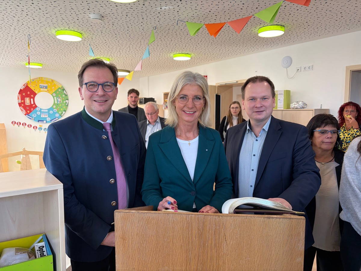 Eintrag ins Goldene Buch der Gemeinde Speichersdorf: MdL Franc Dierl, Bayerische Staatministerin Ulrike Scharf, 1. B�rgermeister Christian Porsch (von links nach rechts)