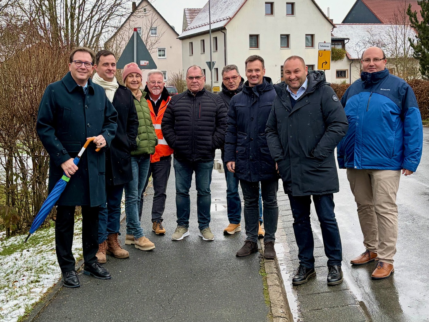 MdL Franc Dierl (links) und MdL J�rgen Baumg�rtner (2.v.r.) bei der Ortsumgehung Hochstahl.