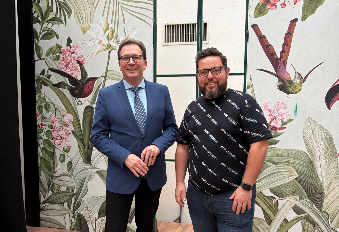 MdL Franc Dierl (links) und Kai Fischer, Initiator, Designer, Programmmacher und Techniker des Kulturquartiers auf der Hauptb�hne im Atrium