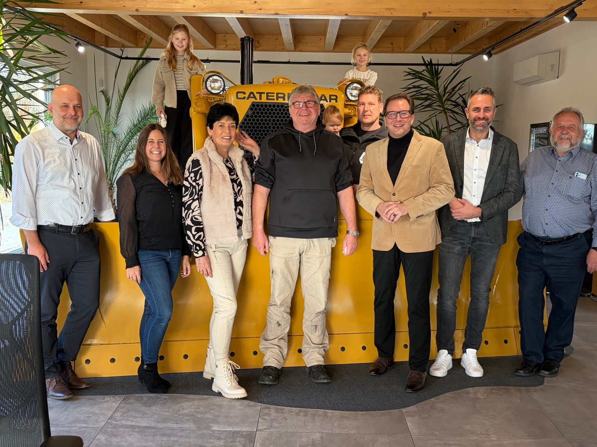 MdL Franc Dierl (2.v.r.) gemeinsam mit B�rgermeister Claus Meyer (links) und B�rgermeister Karlheinz Escher (rechts), der Unternehmerfamilie Kornburger sowie CSU-Ortsvorsitzenden Dieter Pfleghardt (2.v.r.).