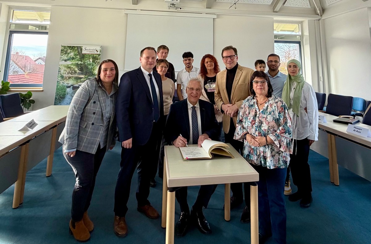 Staatsminister Joachim Herrmann, MdL, tr�gt sich im Beisein von MdL Franc Dierl (5.v.r.) und B�rgermeister Christian Porsch (2.v.l.) in das Goldene Buch der Gemeinde Speichersdorf ein.