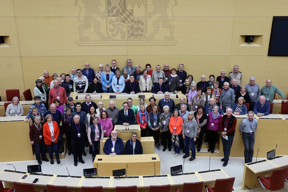 Viele Fragen hatten die interessierten Besucherinnen und Besucher an Landtagsabgeordneten Franc Dierl (am Rednerpult), als sie anl�sslich seiner Einladung zu einer Infofahrt in den Bayerischen Landtag auch im Plenarsaal zu Gast waren.