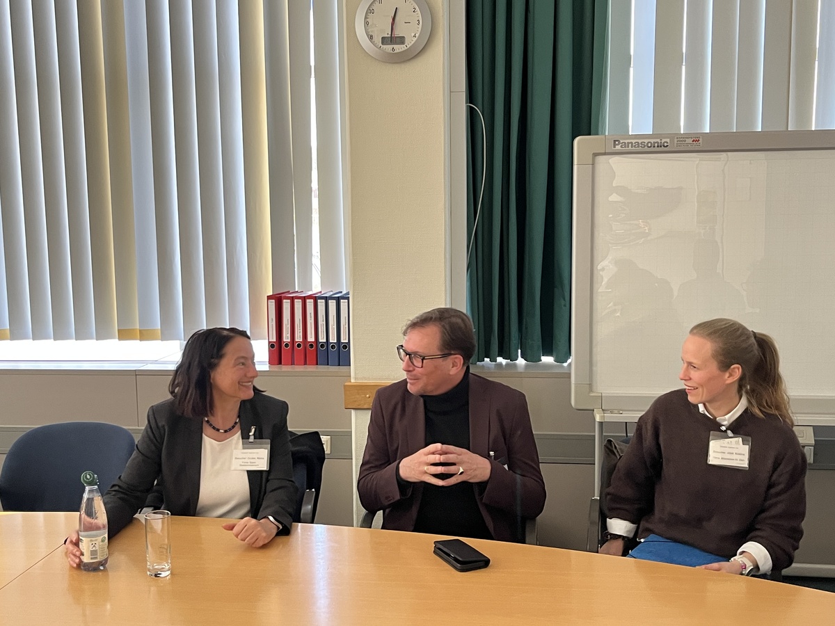 MdL Franc Dierl im Gespr�ch mit Frau Dr. Kerstin Schindler vom Chemie Cluster Bayern (links) und Kristina Jobst, Mitarbeiterin im Abgeordnetenb�ro.