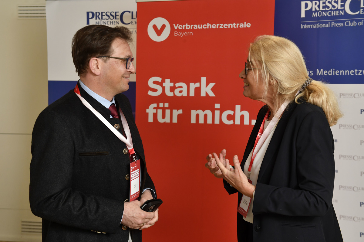 Marion Zinkeler, Vorst�ndin der Verbraucherzentrale Bayern, und Landtagsabgeordneter Franc Dierl im Gespr�ch. (� Marcus Schlaf)