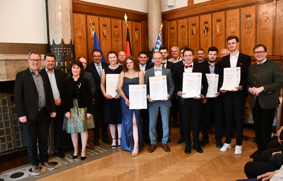Neun Landwirte aus allen Teilen Oberfrankens, sieben Herren und zwei Damen, haben ihren Meisterbrief erhalten. Das Foto zeigt die Absolventen mit Gratulanten aus Politik und Berufsstand.