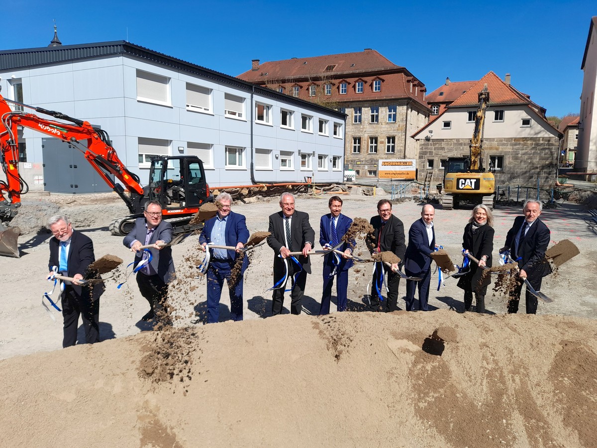 MdL Franc Dierl (4.v.r.) gemeinsam mit weiteren Ehreng�sten beim offiziellen Spatenstich.