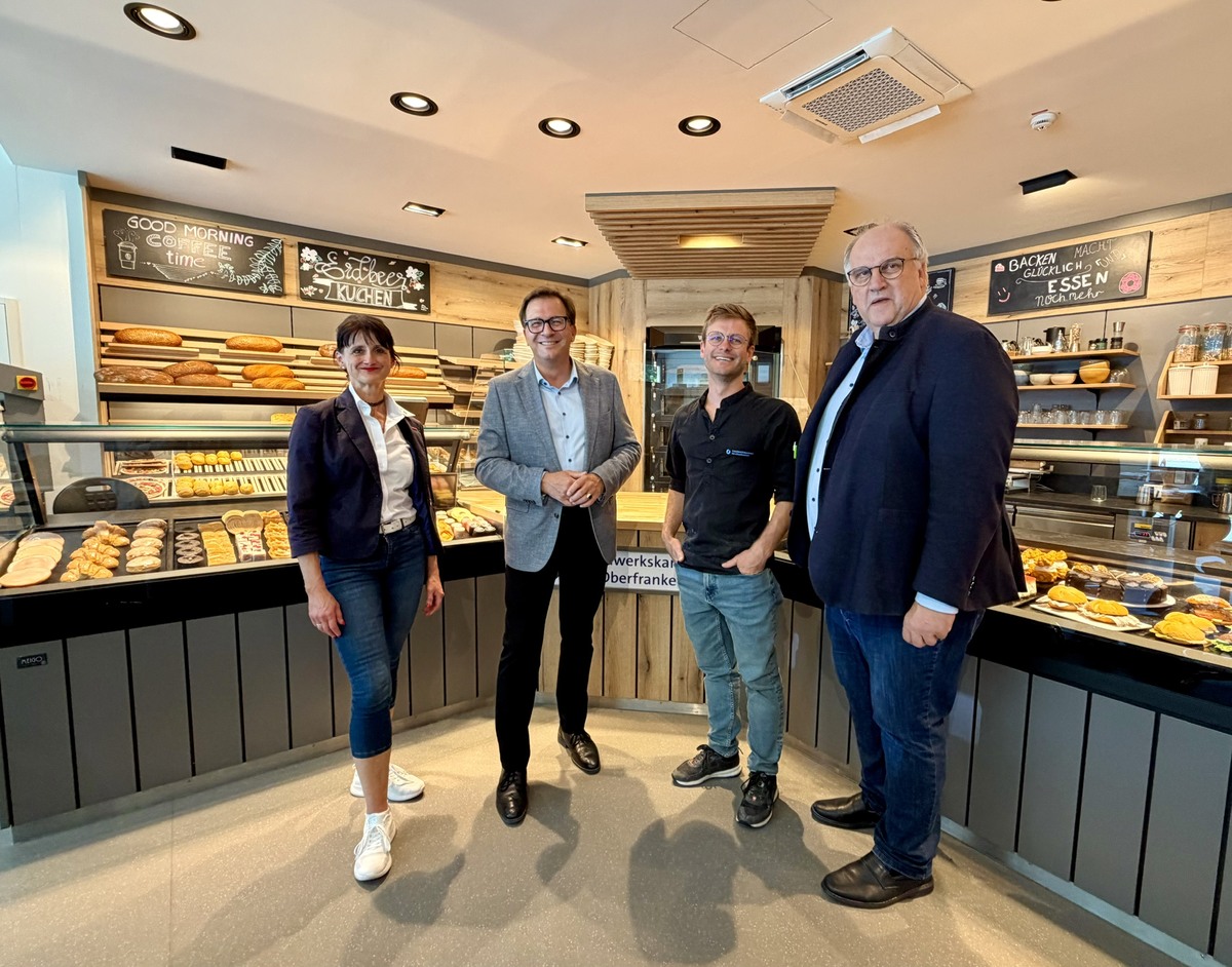 Besichtigung der B�ckerwerkstatt im HWK-Bildungszentrum: (v.l.n.r.) Leiterin des Bildungszentrums Bayreuth der HWK Alexandra Reuther, Franc Dierl, MdL, Ausbildungsmeister Alexander Pleithner und Hauptgesch�ftsf�hrer Reinhard Bauer.