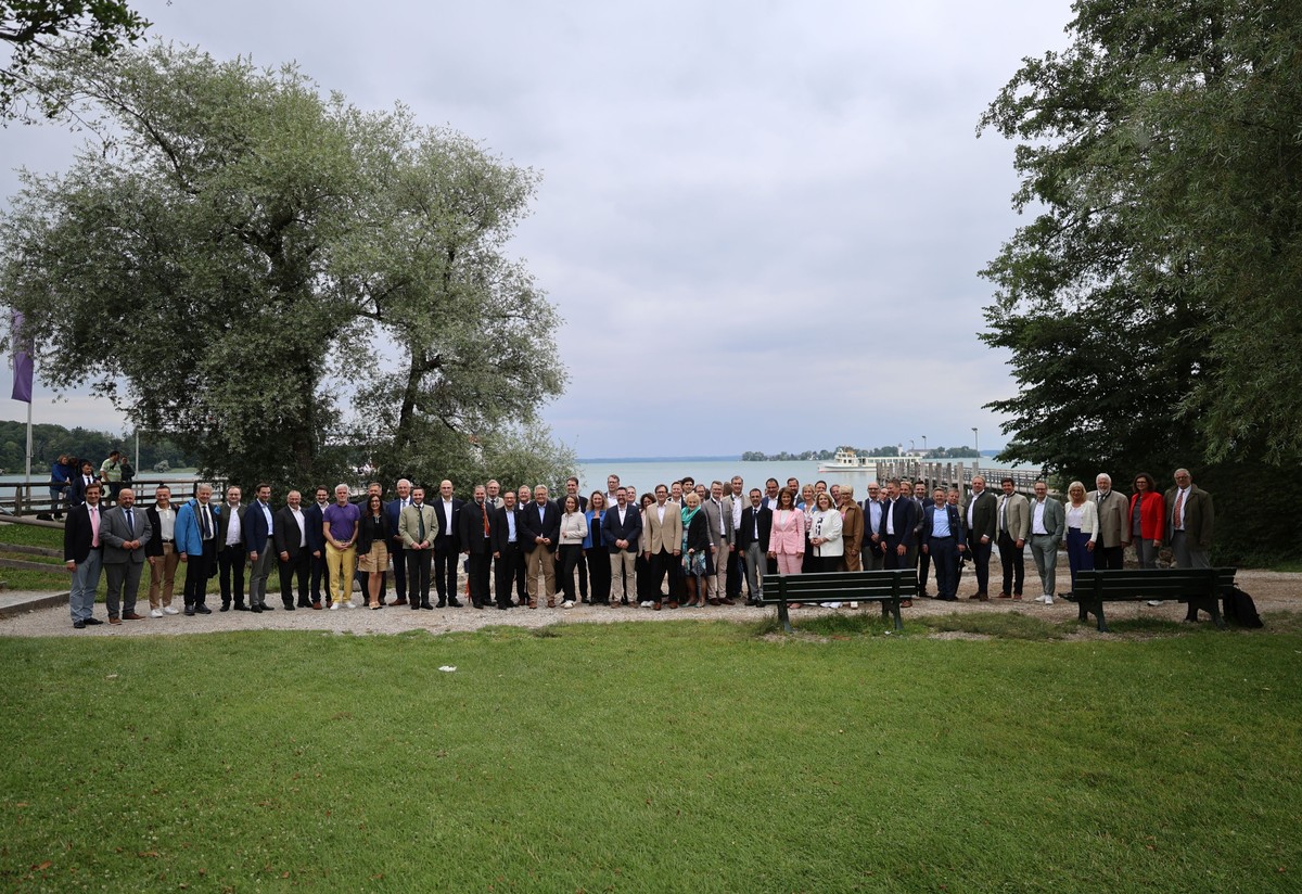 Ein historischer Ort, ein historischer Anlass: Die CSU-Landtagsfraktion beim Jubil�umsfoto auf Herrenchiemsee � 80 Jahre Einsatz f�r den Freistaat Bayern.