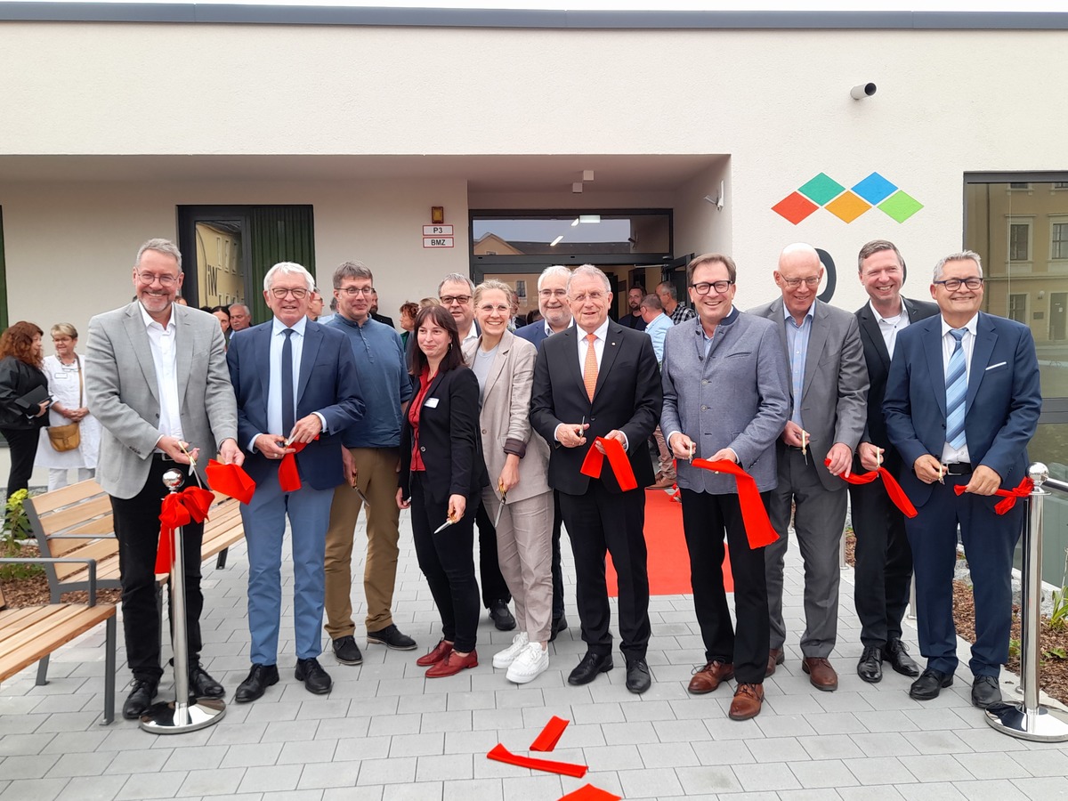 MdL Franc Dierl (4.v.r.) sowie weitere Vertreter aus den Sektoren Politik und Medizin schnitten anl�sslich der Er�ffnung der neuen Einrichtung symbolisch ein rotes Band durch.
