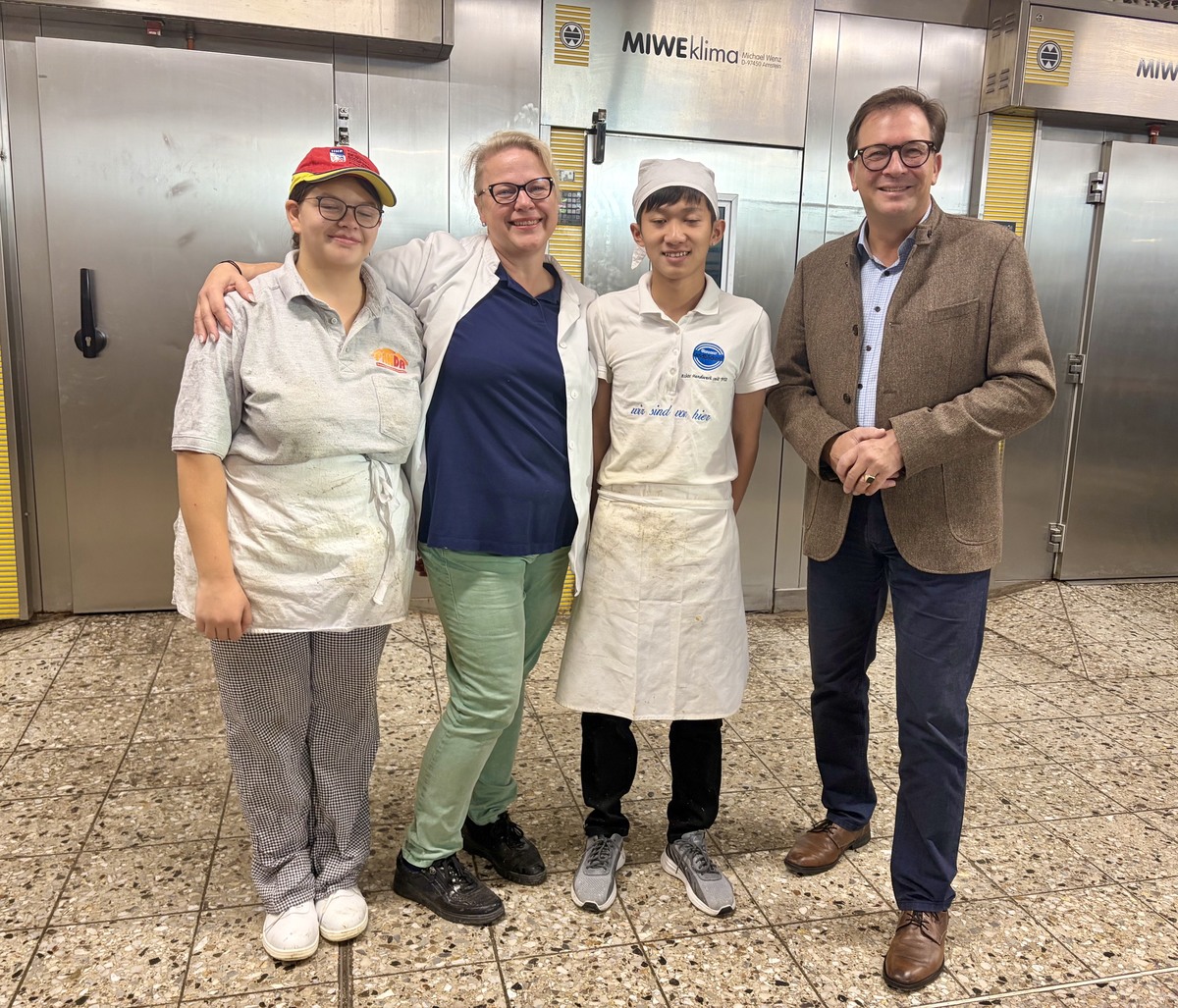 Beim Unternehmensbesuch (v.l.n.r.): Karin Vogel, Auszubildende im 2. Lehrjahr, Unternehmerin Sylvia Schatz-Seidel, Herr Nguyen Duy, Auszubildender im 1. Lehrjahr, MdL Franc Dierl.