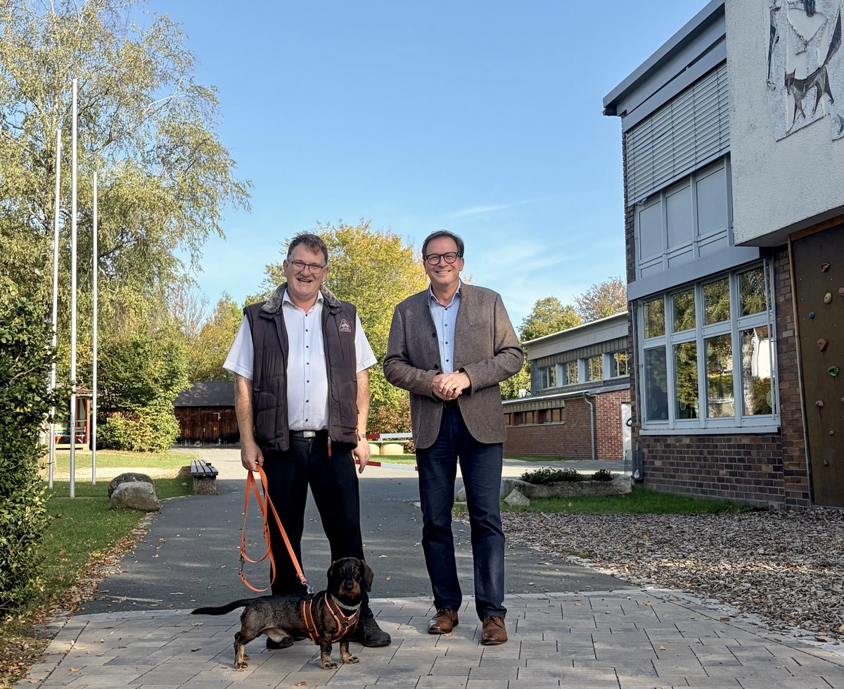 B�rgermeister Patrick Meyer (l.) und MdL Franc Dierl beim Rundgang durch die neue Dorfmitte, mit dabei als interessierter Begleiter: Dackel Wilhelm.