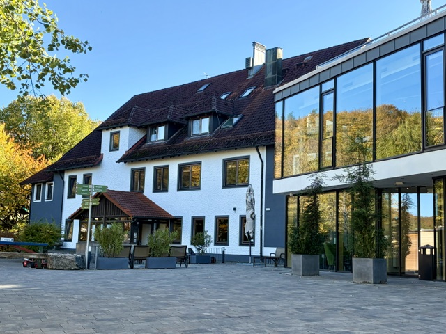 Die Außenansicht des Familienhotels Eibtaler Hof mit Eingangsbereich in Spies bei Betzenstein. Die Außenansicht des Familienhotels Eibtaler Hof mit Eingangsbereich in Spies bei Betzenstein.