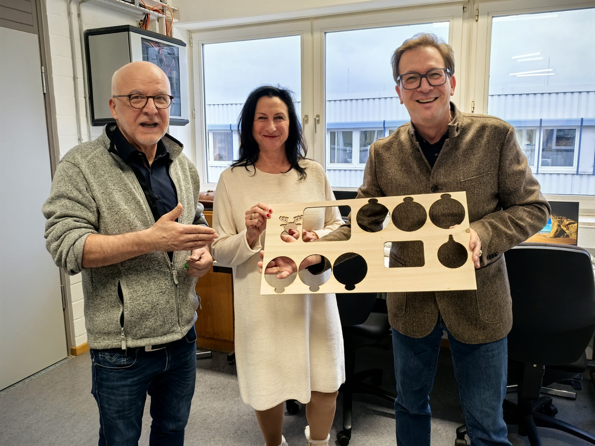 MdL Franc Dierl (rechts) ist fasziniert von den Mglichkeiten des Lasercutters, welche er von dem Vorsitzenden des FabLab Bayreuth Yomettin Soybaba und der Geschftsfhrerin der Unternehmensgruppe Schlenck, Claudia Ebert praktisch demonstriert bekommt.