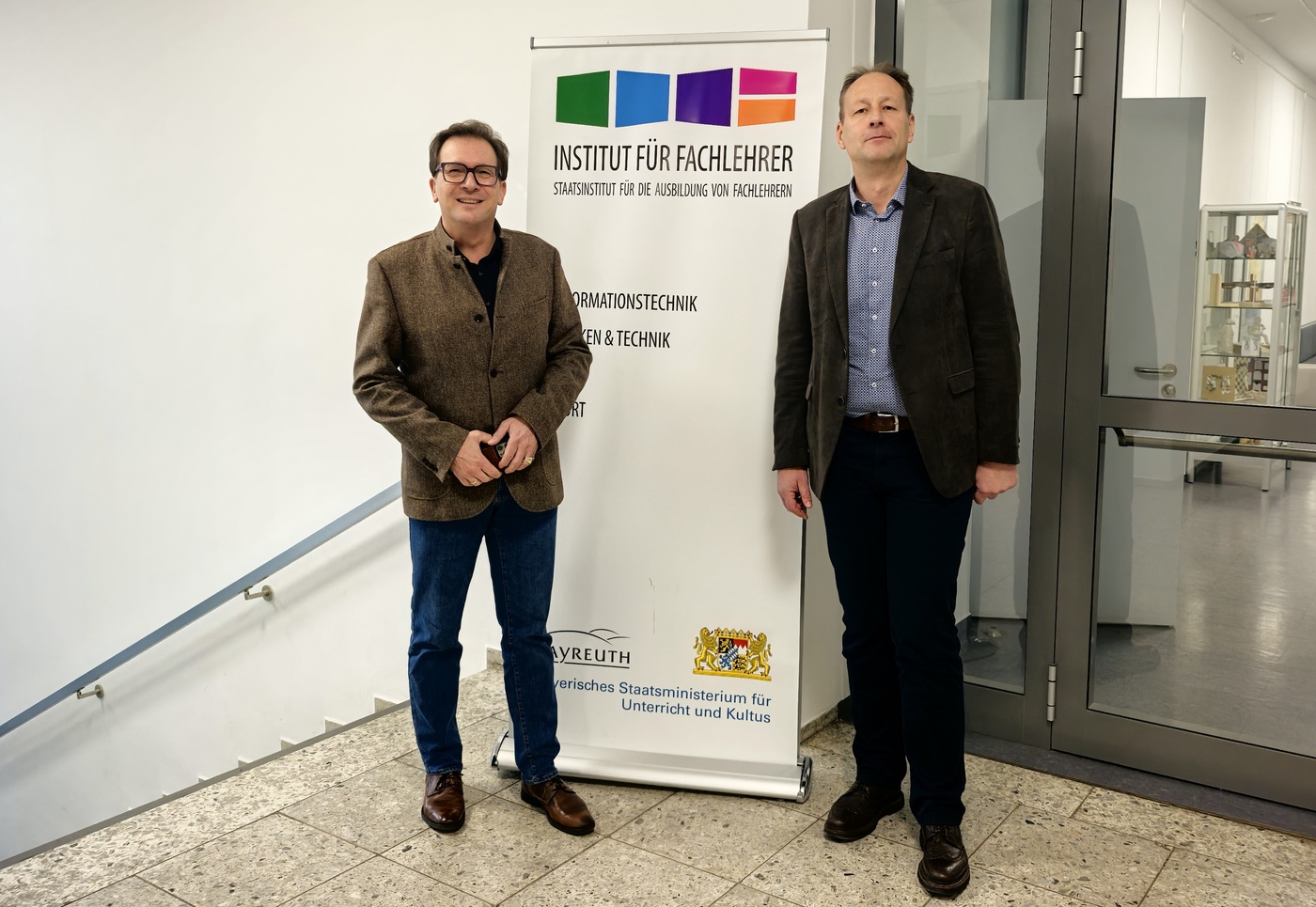 MdL Franc Dierl (links) ist beim Staatsinstitut fr Fachlehrer Bayreuth zu Besuch und erhlt von Institutsleitung Holger Edlich-Wolfshfer eine Fhrung durch die beeindruckenden Rumlichkeiten.