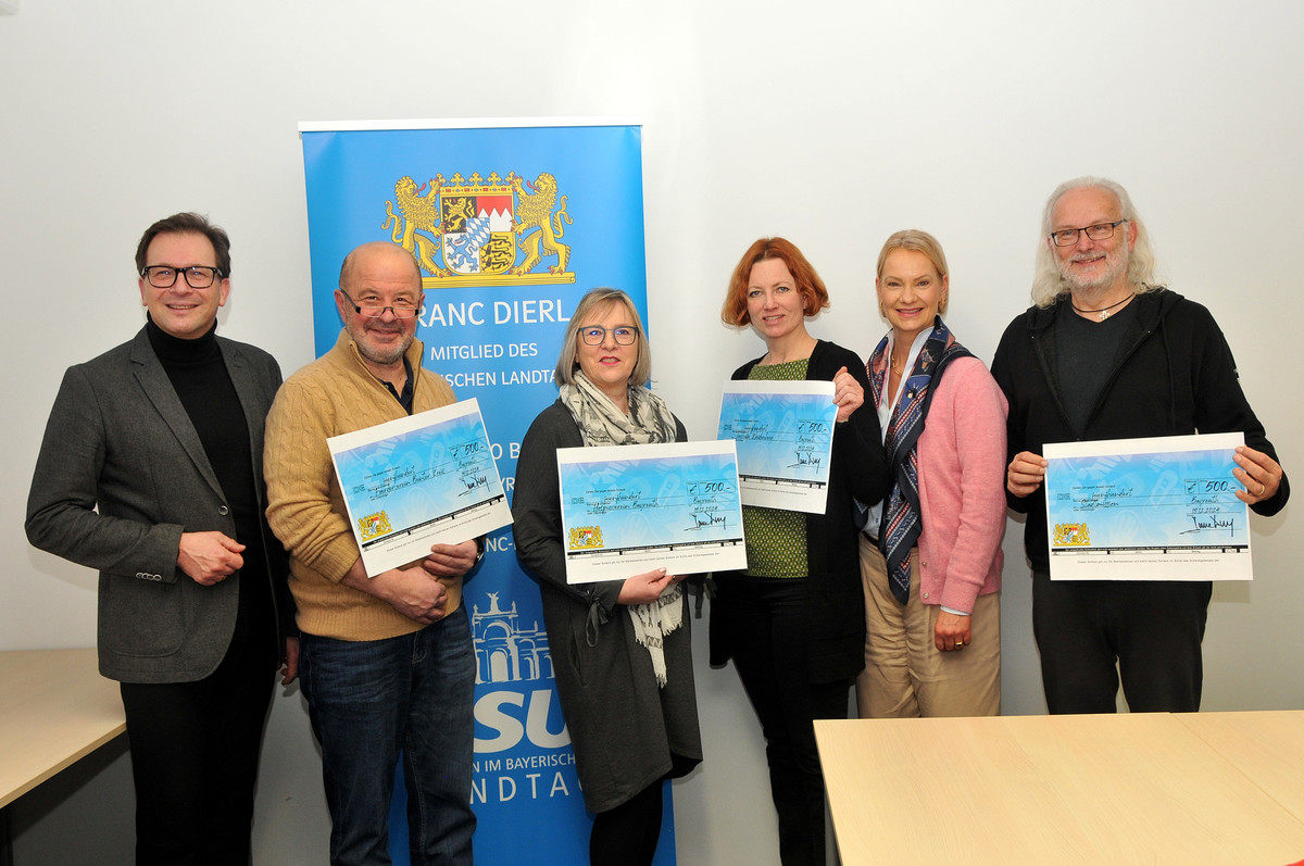 MdL Franc Dierl (links) und seine Frau Barbara (2. von rechts) berreichen ihre Spenden an (von links) Engin Glyaprak (Bunter Kreis), Sabine Baierlein (Hospizverein), Dorothee Riedl (Tierhilfe Weidenberg) und Volker Sommerfeldt (Stadtmission).