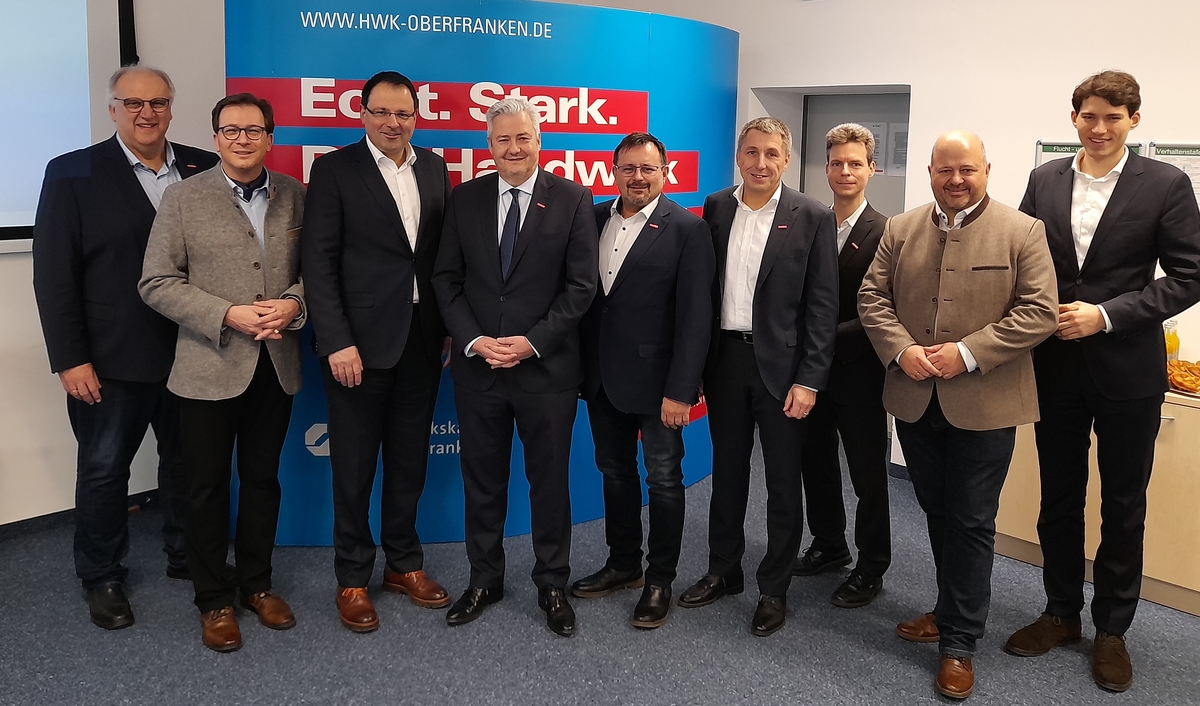 MdL Franc Dierl und die Mitglieder der Oberfrankengruppe wurden von Hauptgeschftsfhrer Reinhard Bauer (links) und Prsident Matthias Gramann (4.v.l.) herzlich begrt.