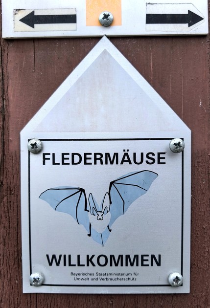 Am sog. Wochenhaus, der Sommerresidenz der Hufeisennasen, hngt die Plakette der Aktion Fledermuse willkommen des Landesamtes fr Umwelt aus dem Jahr 2005.