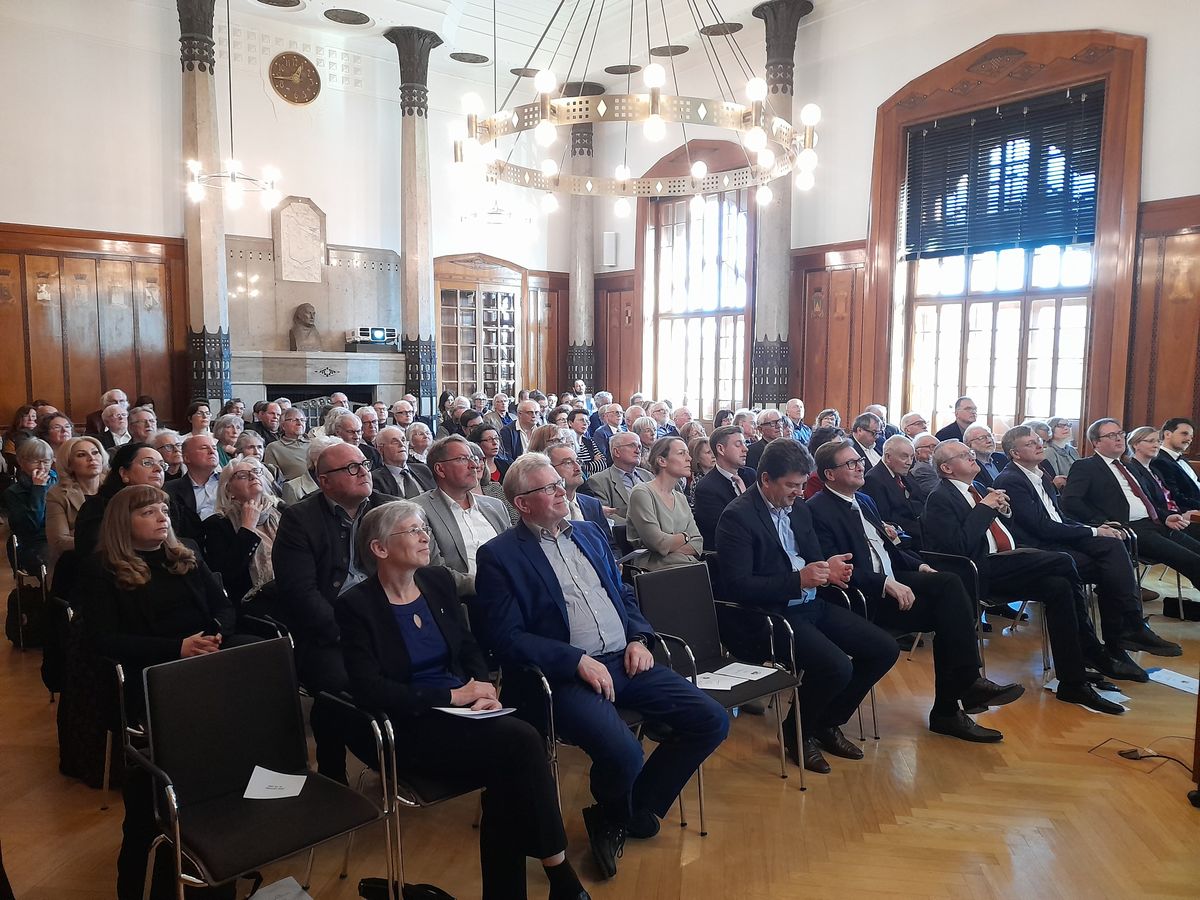 Gut besuchter Landratssaal in der Regierung von Oberfranken beim Festakt zu Beginn des Jean-Paul-Jahres anlsslich des zweihundertsten Todestages von Jean Paul.
