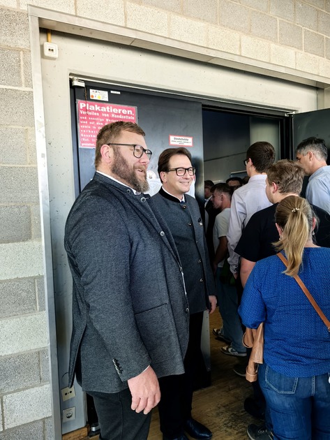 MdL Franc Dierl (2.v.l.) begrt gemeinsam mit Kreishandwerksmeister Karl-Michael Hopf die Gste der Freisprechungsfeier der Kreishandwerkerschaft Oberfranken Mitte im Audimax der Universitt Bayreuth.