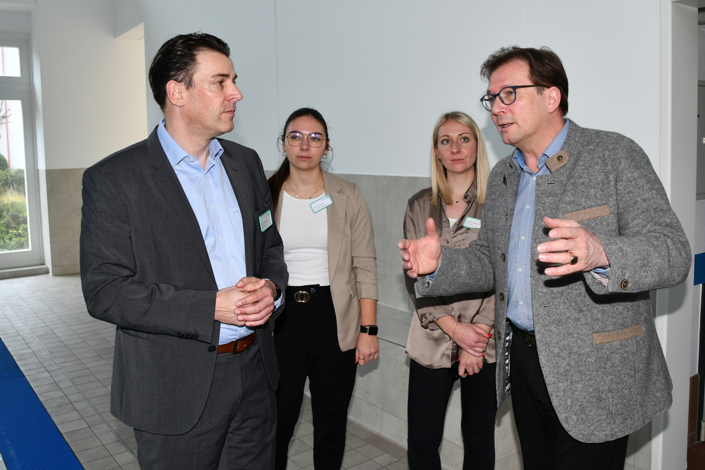 Landtagsageordneter Franc Dierl (rechts) sprach über Bürokratieabbau mit (von links): dem Geschäftsführer des Mediclin Reha-Zentrums R. Baumbach, Junior Klinik Managerin C. Baumann und der QM-Beauftragten und Assistentin der Geschäftsführung N. Steeger.