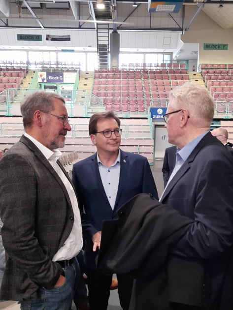 MdL Franc Dierl (Mitte) im Gesprch mit Dr. Stefan Specht, Mitglied des Bayreuther Stadtrates (links) und dem Oberbrgermeister der Stadt Bayreuth Thomas Ebersberger.