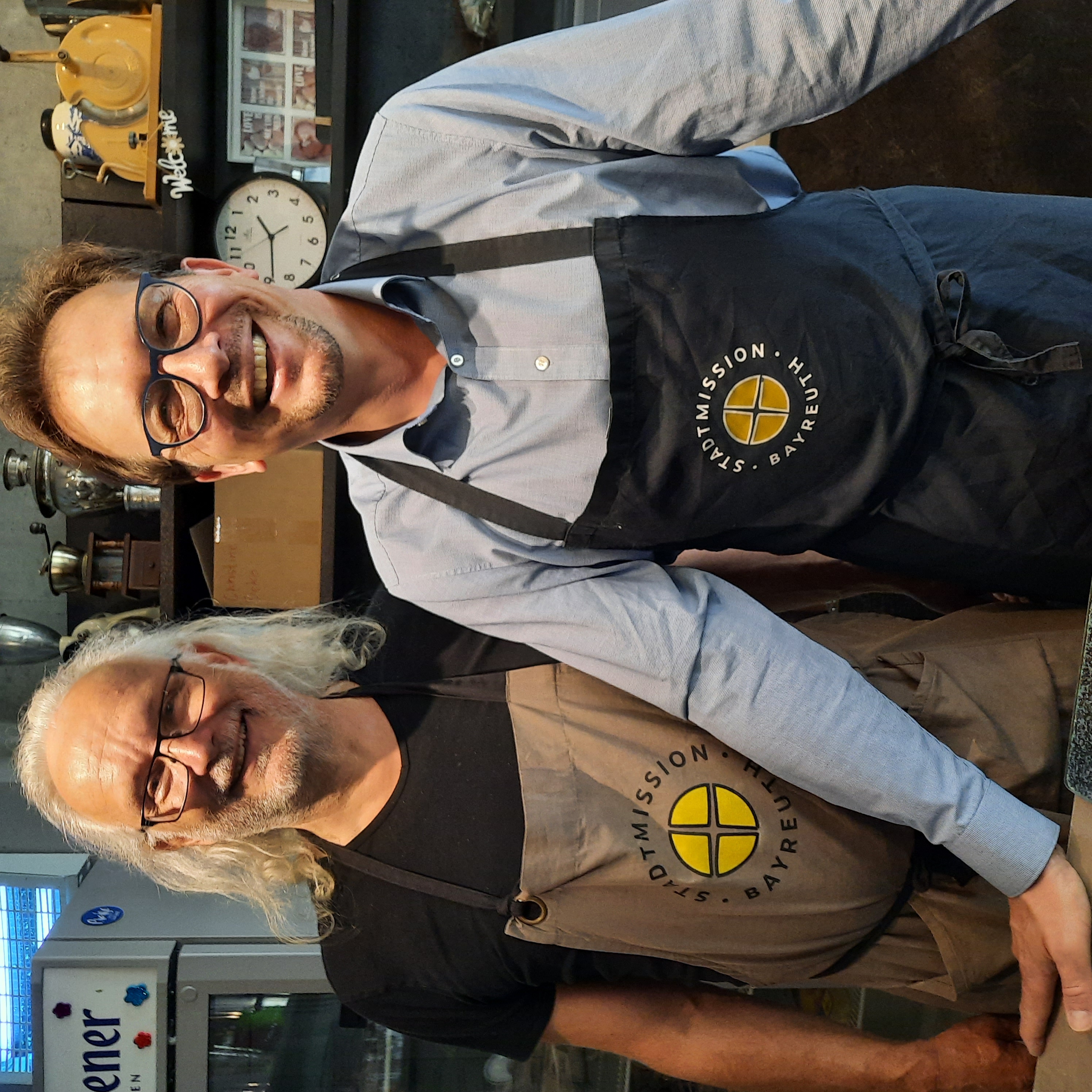MdL Franc Dierl (rechts) wurde herzlich vom Leiter der Stadtmission Bayreuth, Volker Sommerfeldt, im Caf in der Innenstadt begrt.