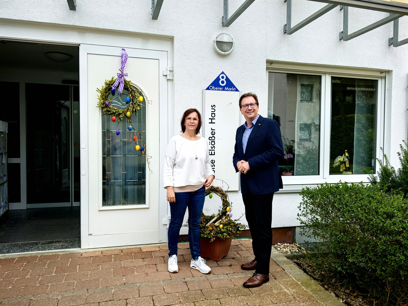 MdL Franc Dierl wird bei seinem Besuch im Luise-Elser-Haus in Speichersdorf von Einrichtungsleiterin Heidrun Neuber begrt.