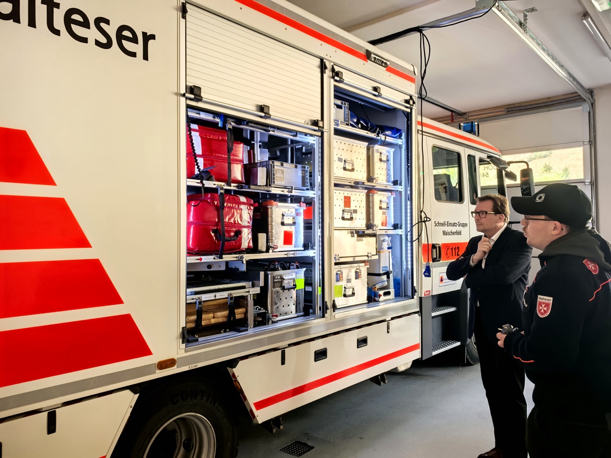 MdL Franc Dierl (links) bekommt vom Leiter der Einsatzdienste und der Helfer vor Ort, Christoph Lhr, eine umfassende Vorstellung des Fahrzeugs der Schnell-Einsatz-Gruppe der Malteser Waischenfeld. 