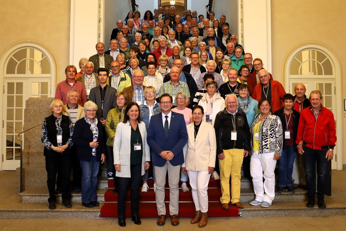Der Landtagsabgeordnete Franc Dierl (1. Reihe im blauen Jackett) zusammen mit seiner Besuchergruppe aus Stadt und Landkreis Bayreuth auf der Friedrich-Brklein-Treppe im Bayerischen Landtag.