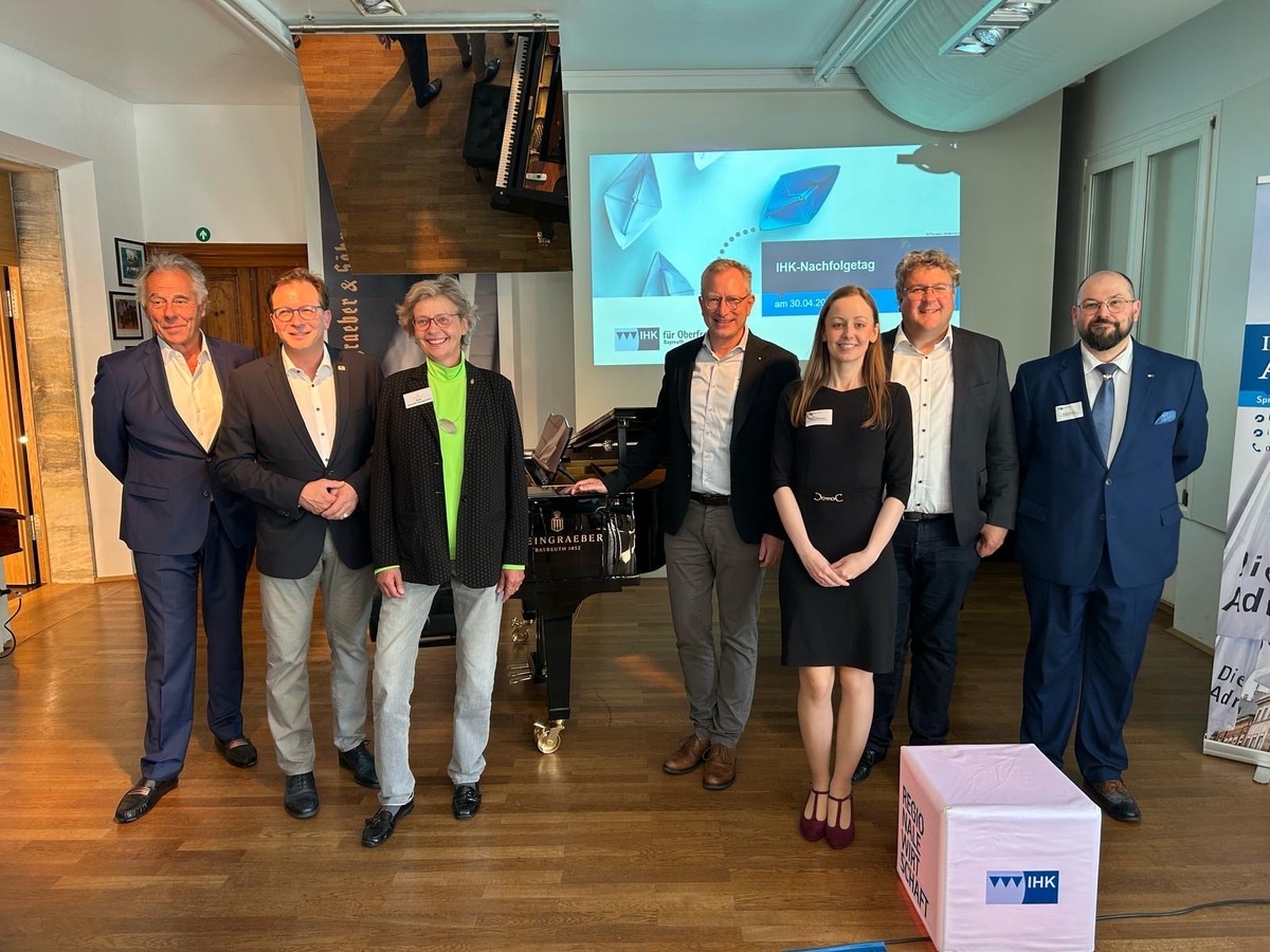 MdL Franc Dierl (2.v.l.) mit Udo Steingraeber und seiner Frau Cordelia Steingraeber, sowie IHK-Videprsident fr OFr Bayreuth Jrg Lichtenegger, Nadine Siegemund, Stefan Cordes und Michael Wunder (v.l.n.r.). (Bild: IHK fr Oberfranken Bayreuth)