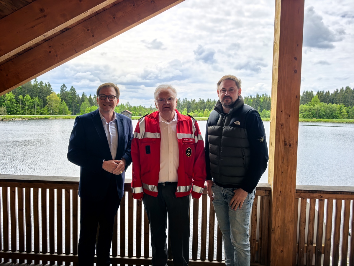 Besuch bei der Wasserrettungsstation Fichtelsee, die den Fichtelsee berblickt. Im Bild (v.l.n.r): MdL Franc Dierl, Vorsitzender der Kreiswasserwacht Bayreuth Hans Joachim Seibel und erster Brgermeister der Gemeinde Fichtelberg Sebastian Voit (CSU).