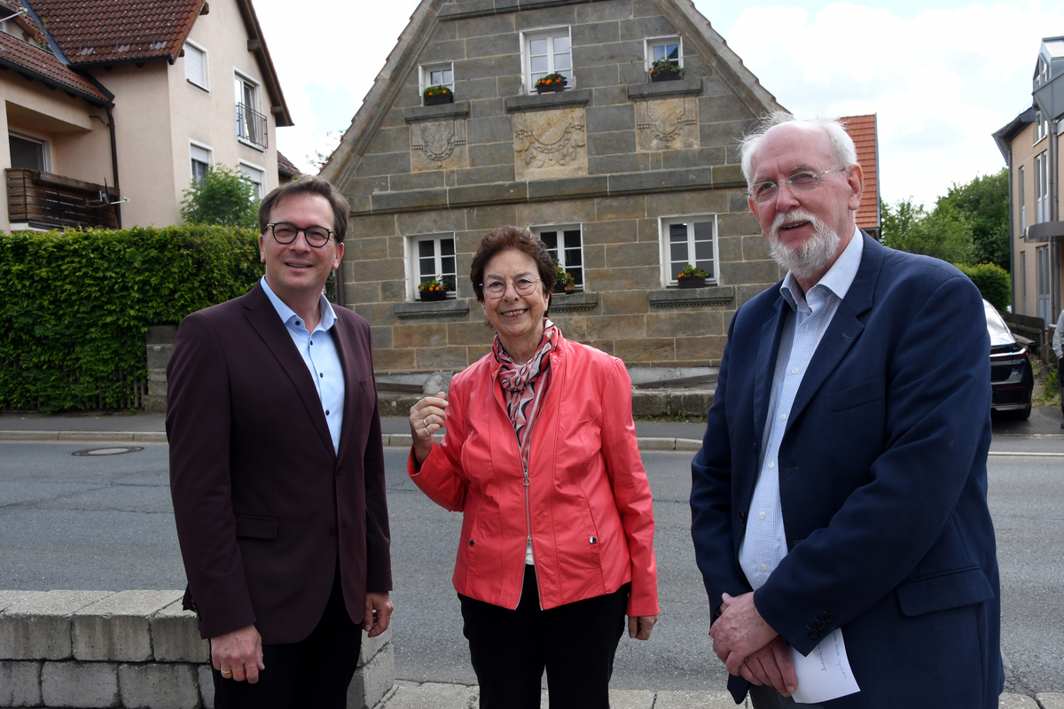 Der Landtagsabgeordnete Franc Dierl (links) hat die Frderzusage ber zustzliche Finanzmittel in Hhe von 60.000 Euro an die Vorsitzende des Vereins Rettet die Fachwerk- und Sandsteinhuser Brigitte Trausch und 2. Vorsitzenden Peter Sitzmann berbracht