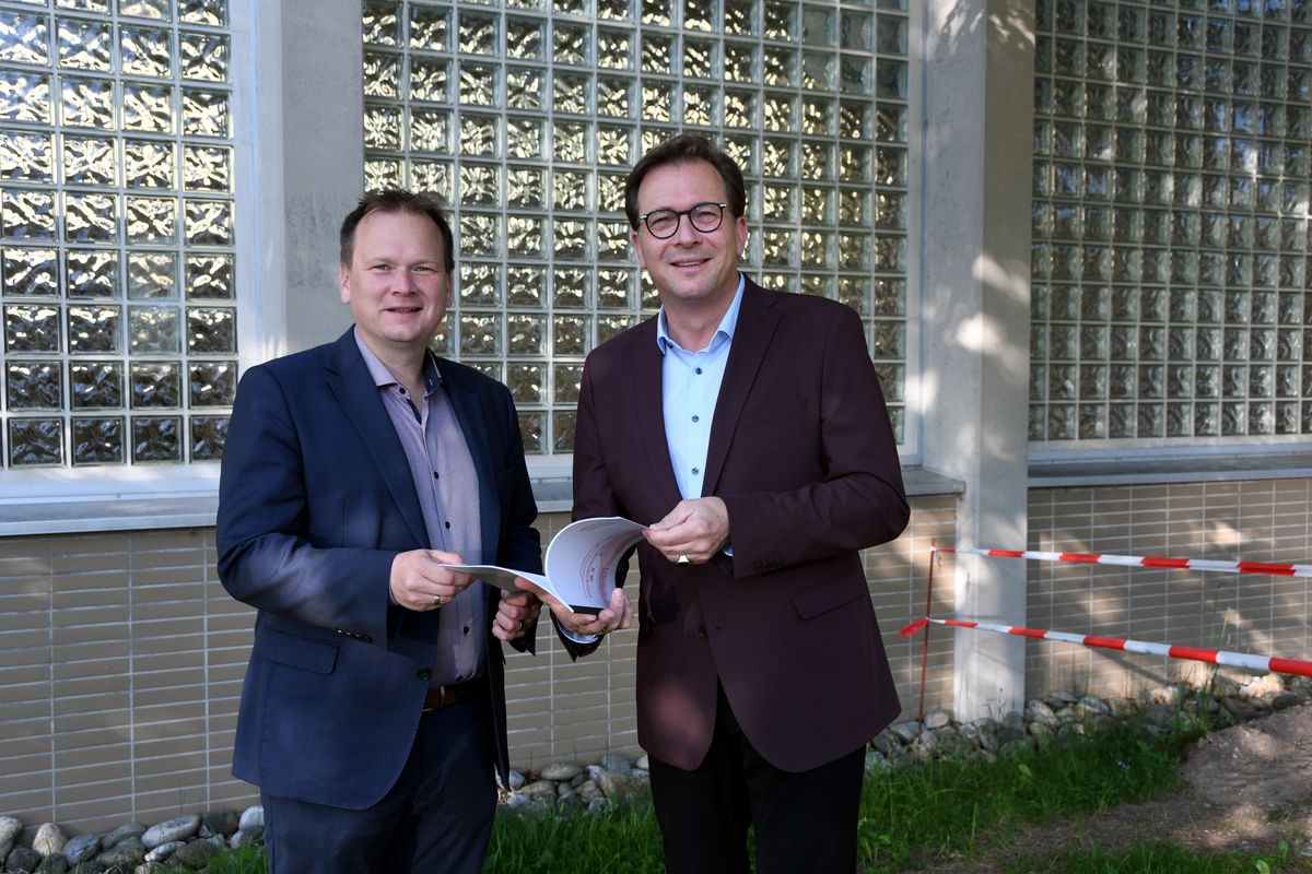Der Landtagsabgeordnete Franc Dierl (rechts) hat die Zusage ber zustzliche Finanzmittel aus der Frderinitiative an Brgermeister Christian Porsch berbracht. Mit dem Geld soll der Umbau der alten Turnhalle in einen Jugendtreffpunkt gefrdert werden.