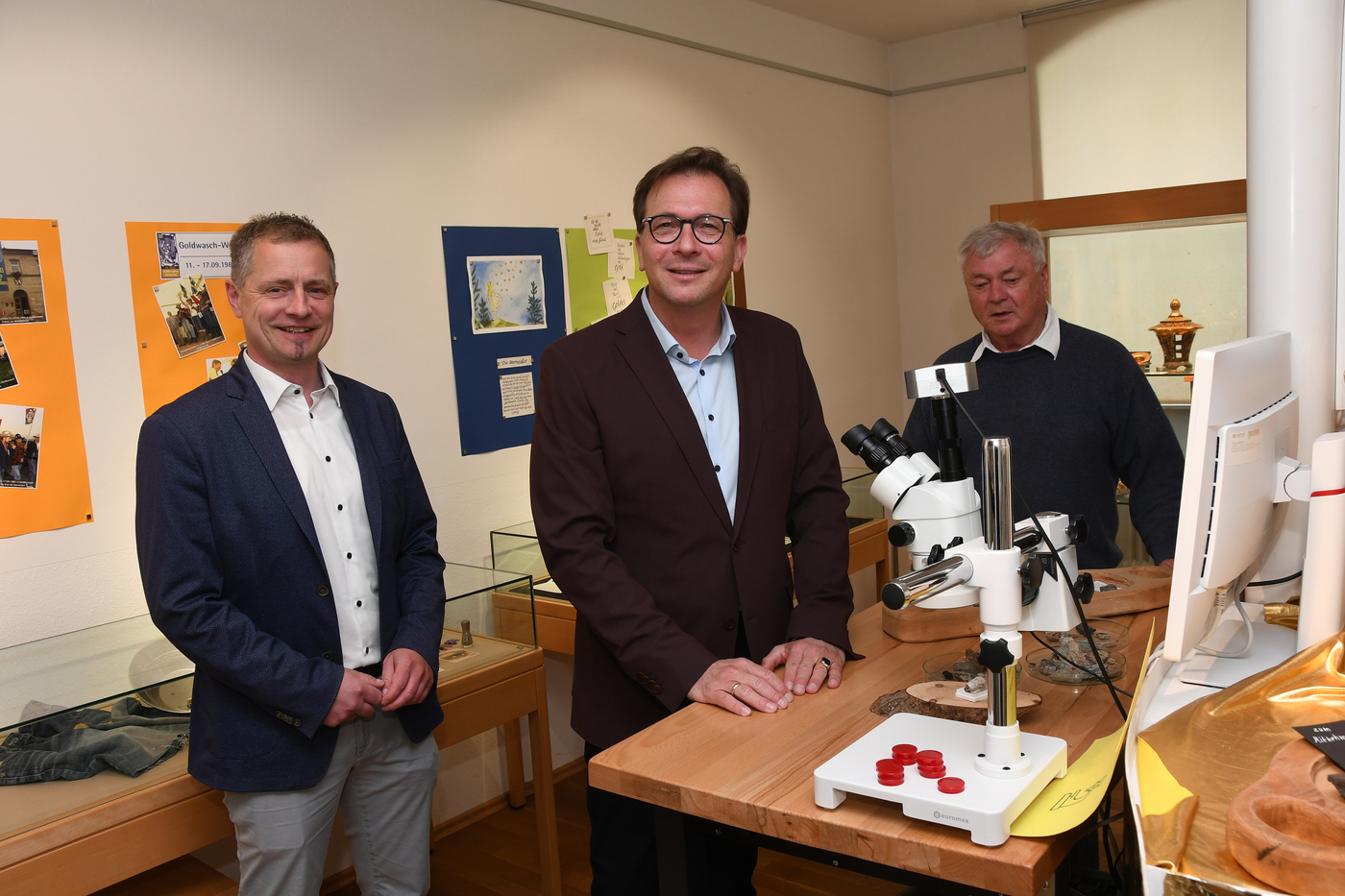 Der Landtagsabgeordnete Franc Dierl (Mitte) hat die Zusage ber zustzliche Finanzmittel in Hhe von 6.000 Euro an Brgermeister Holger Br (links) und den Vorsitzenden des Museumsvereins Klaus-Dieter Nitzsche berbracht.