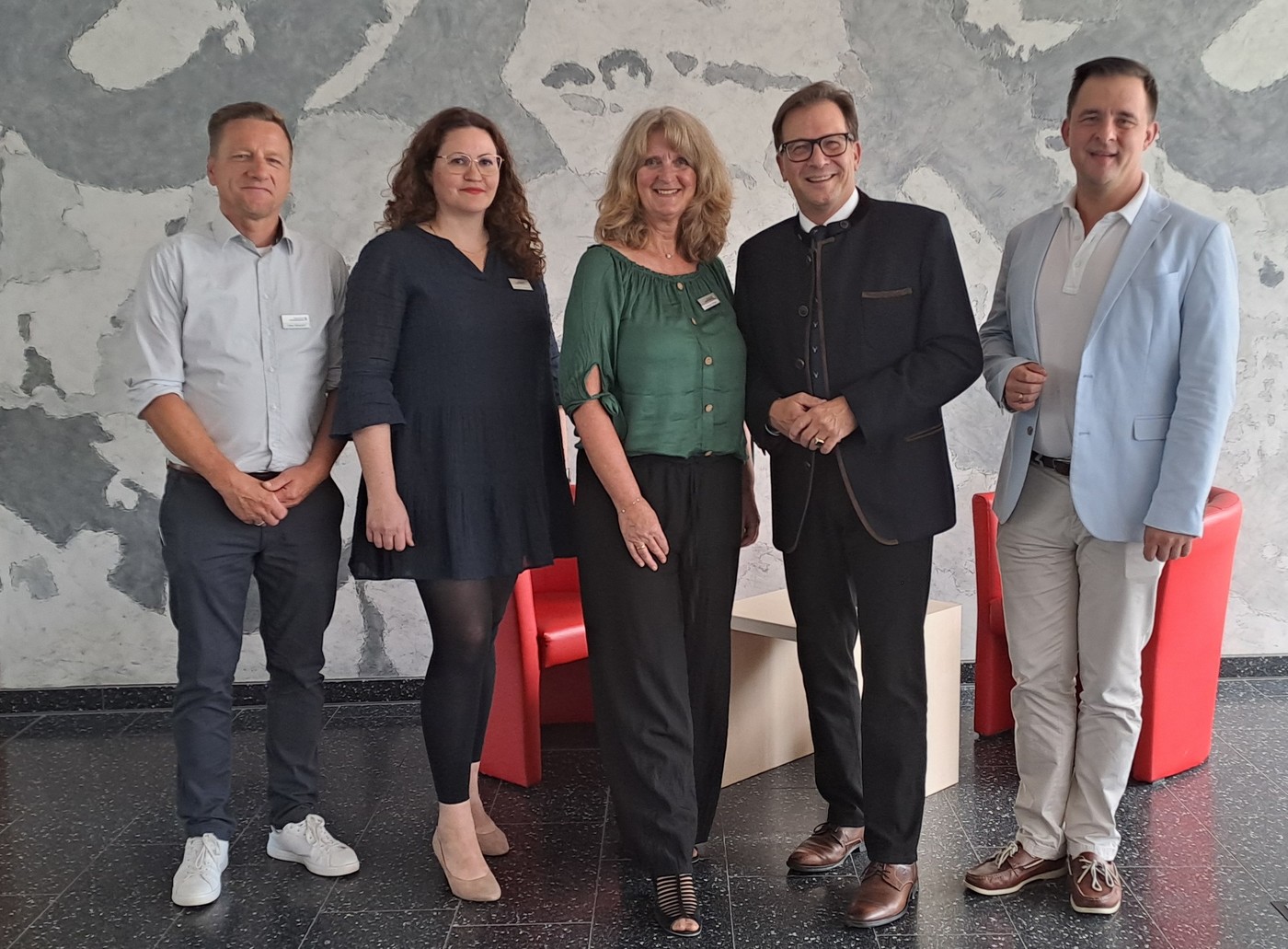 Uwe Wasserl (hauptamtliche Lehrkraft), Marina Hailand (hauptamtliche Lehrkraft), Leiterin der Bayerischen Justizakademie Gudrun Scharr, MdL Franc Dierl und Dr. Lars Peetz, Dozent der HfD Hof (von links) (Bild: JA Pegnitz, Maria Zwerenz)