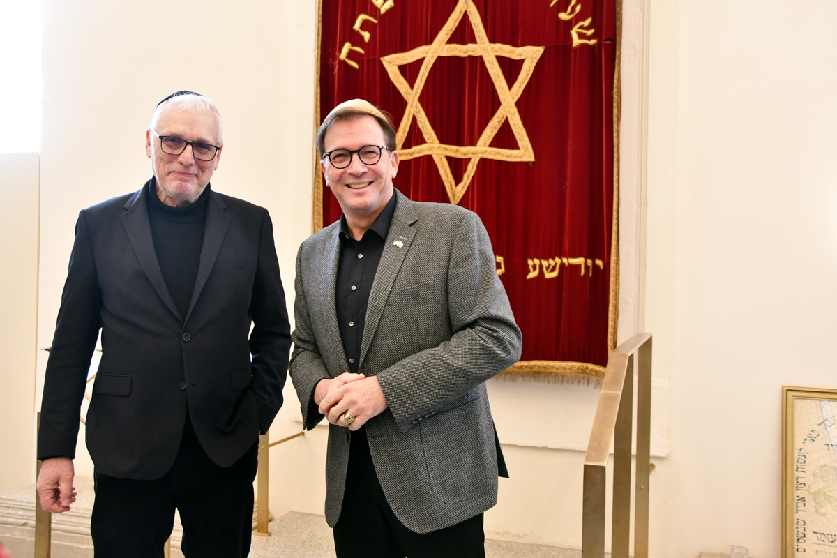 Der Vorsitzende der israelitischen Kultusgemeinde Felix Gothart (links) hat den Landtagsabgeordneten Franc Dierl durch die Räume der Bayreuther Synagoge geführt.