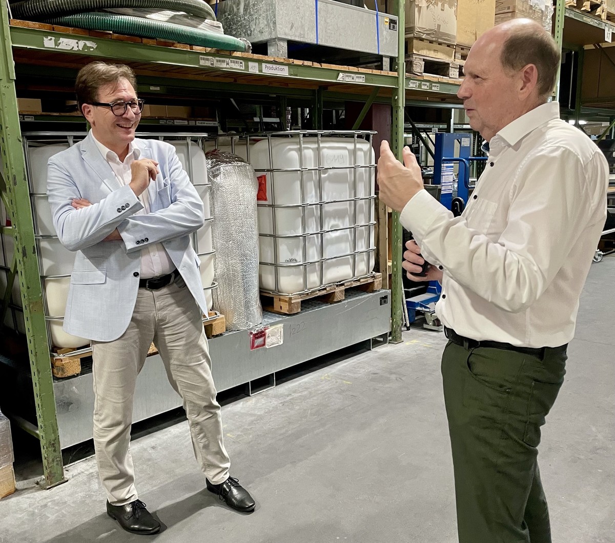MdL Franc Dierl (links) mit Thermoheld-Gesch�ftsf�hrer Walter Sch�tz. Der Abgeordnete besucht h�ufig Unternehmen, um sich von deren Leistungsst�rke zu �berzeugen und ihre politischen Anliegen aufzunehmen.